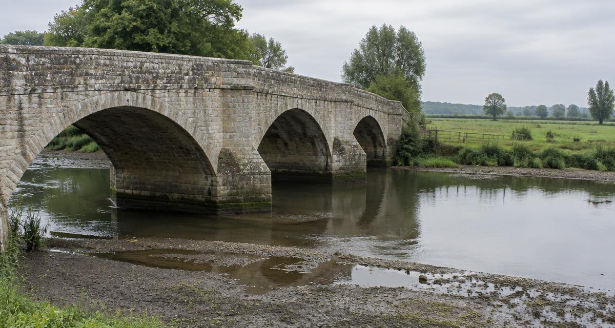 The stone arches of old Culham Bridge